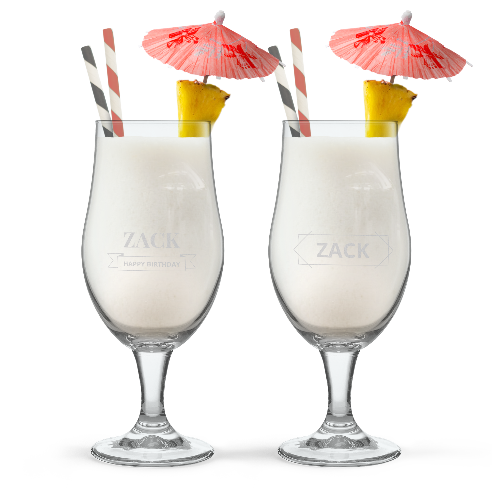 Kaksi kaiverrettua pina colada-lasia joissa valkoinen drinkki, pilli, ananaspala ja punainen varjo. Laseihin on kaiverrettu nimi Zack.