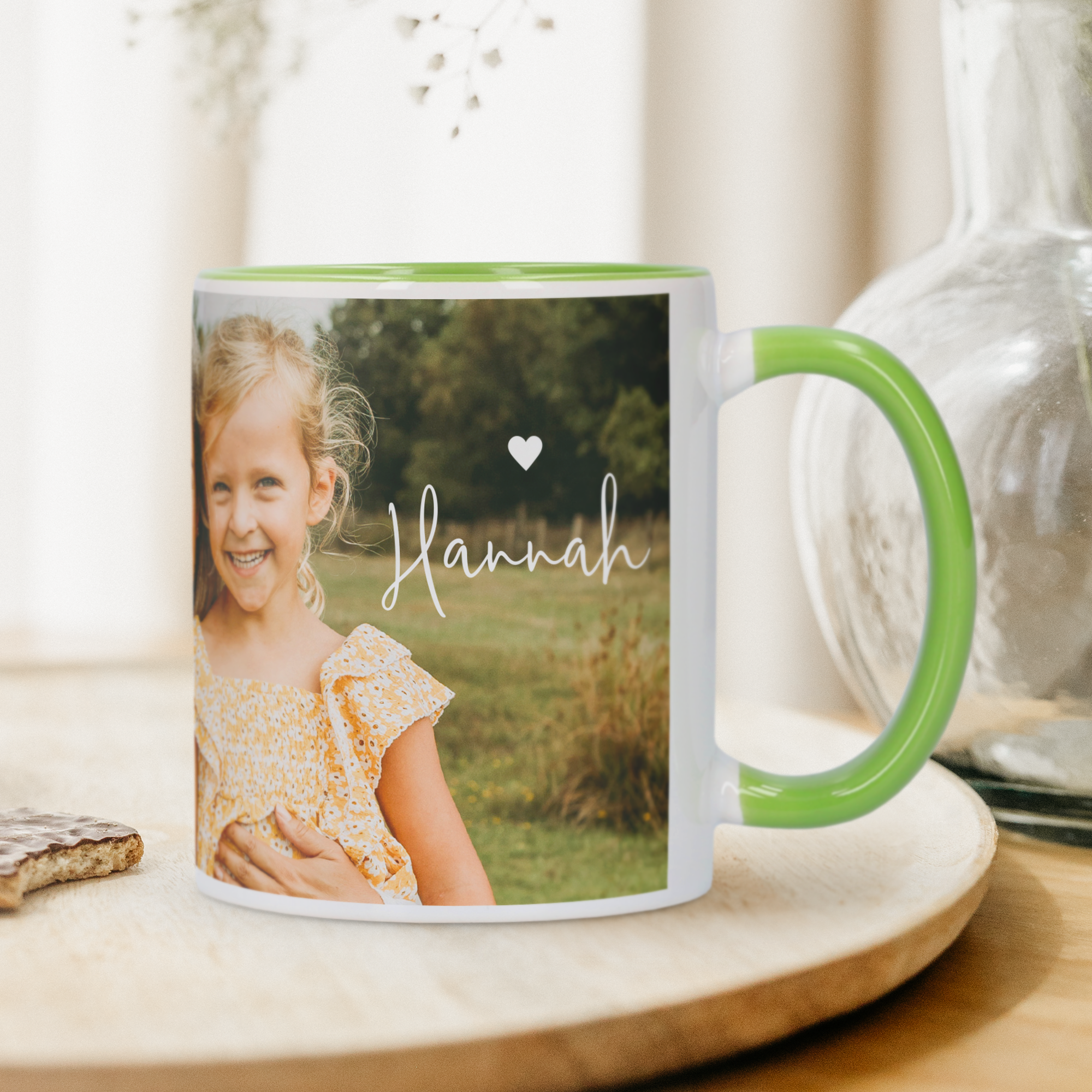 Tasse mit Namen Hannah und einem Mädchenfoto bedruckt, mit grünem Henkel und Rand
