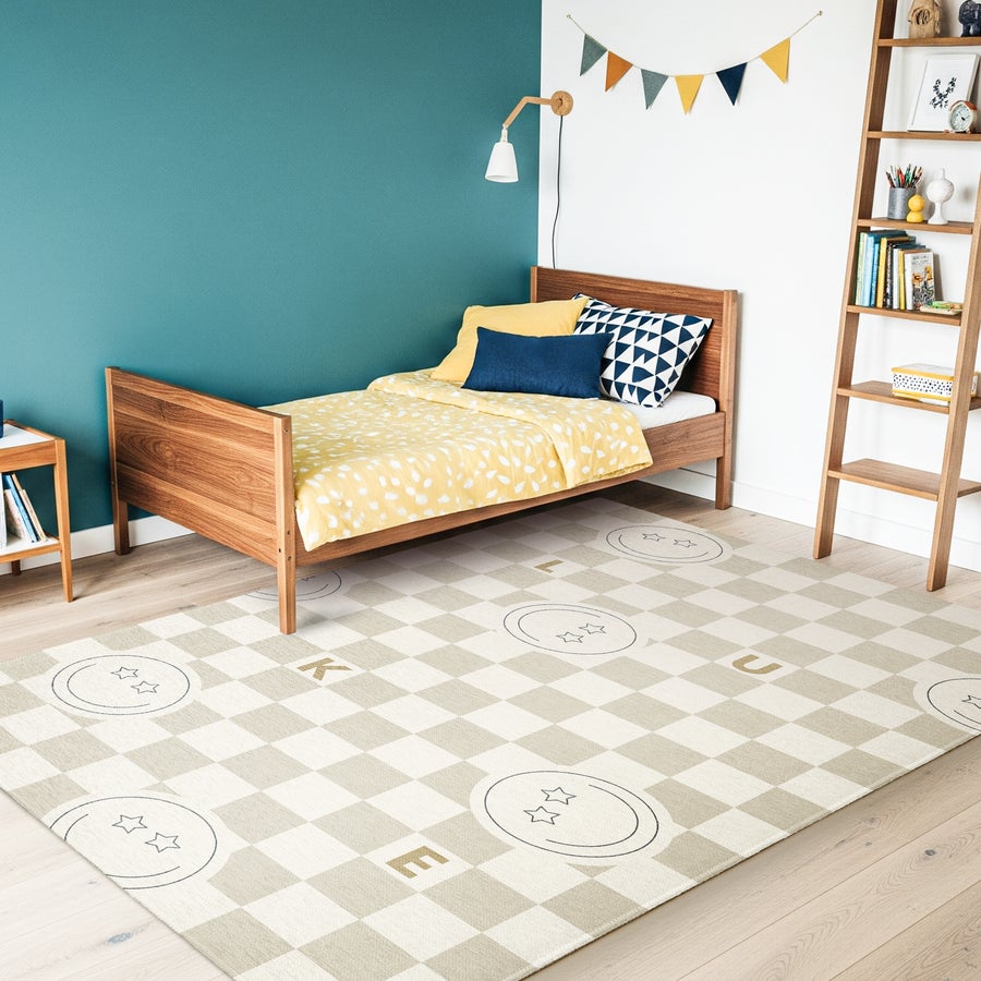 Tapis de jeu imprimé Tapis de jeu personnalisé avec des cases beiges et blanches imprimées d'étoiles et de lettres en chambre d'enfant.