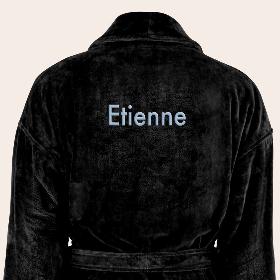 Peignoir Homme Personnalisé Peignoir personnalisé noir brodé avec le prénom Etienne en fil clair, luxueux et doux.