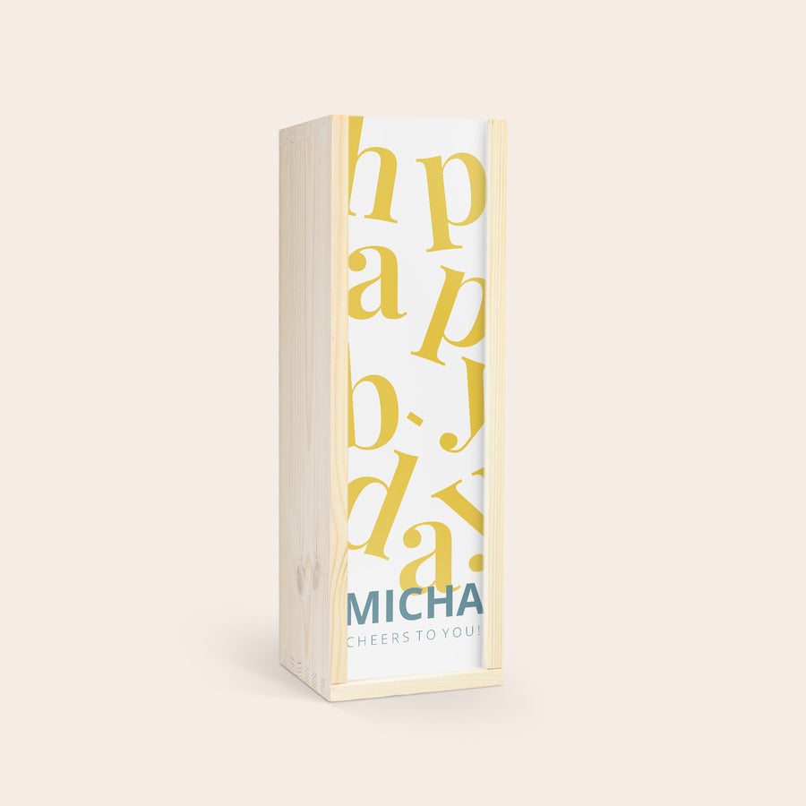 Carcasă din lemn Carcasă din lemn personalizată cu capac glisant și mesajul "Happy B-Day Micha Cheers to You!", imprimată.