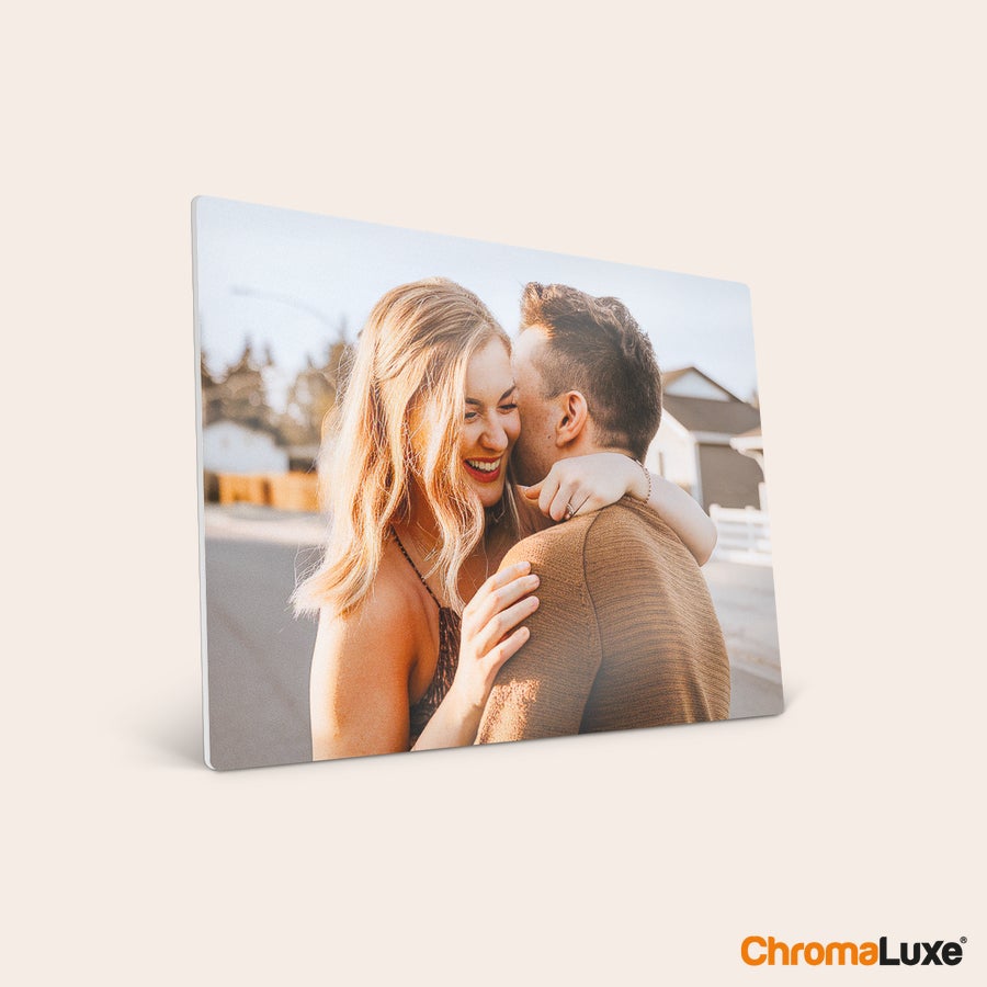 Metall bedrucken Chromaluxe Foto auf Alu mit einem lachenden Paar. Dein schönstes Foto gedruckt auf Aluminium!