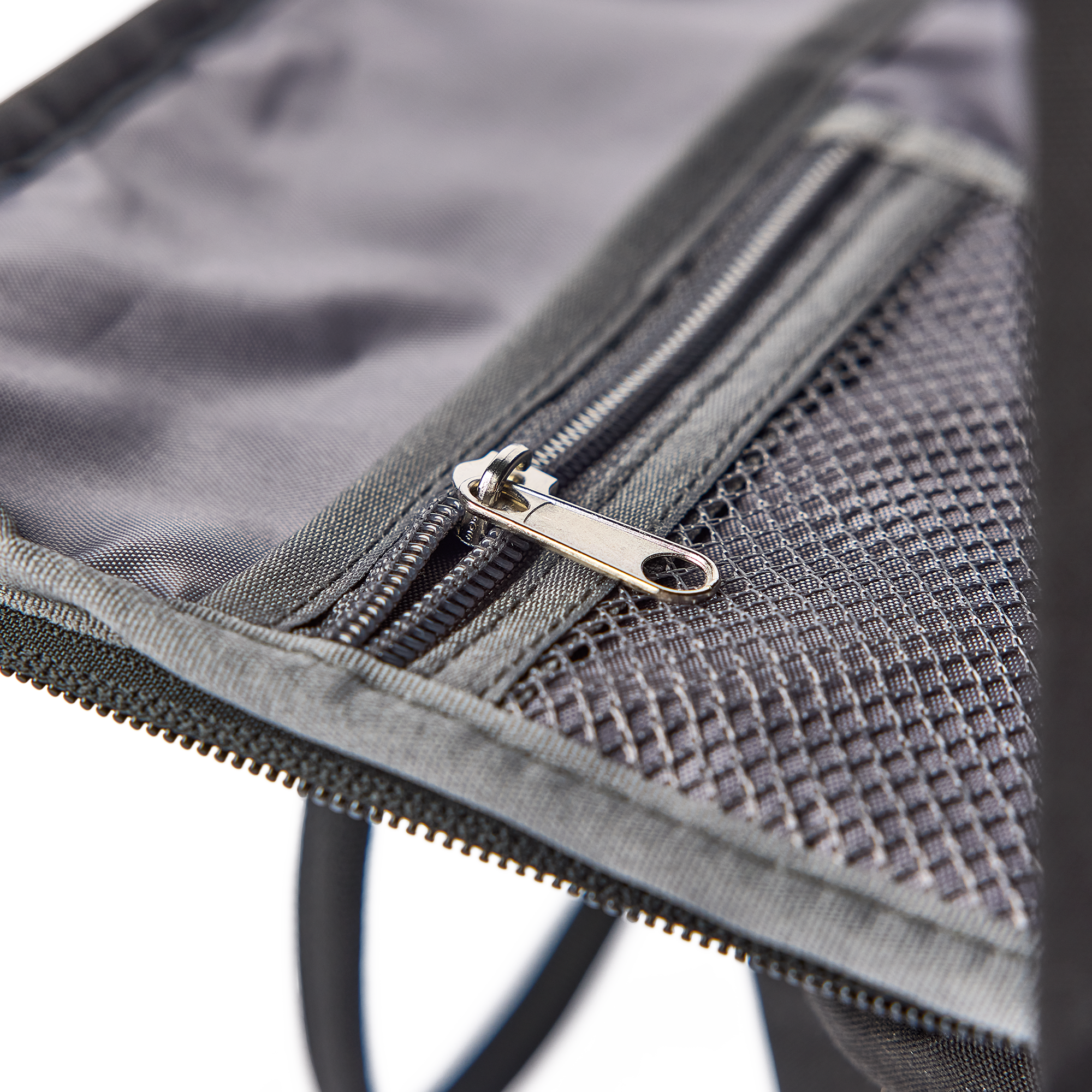 Mochila personalizada cinzenta com fecho de correr prateado e bolso lateral em malha, perfeita para surpreender alguém especial.