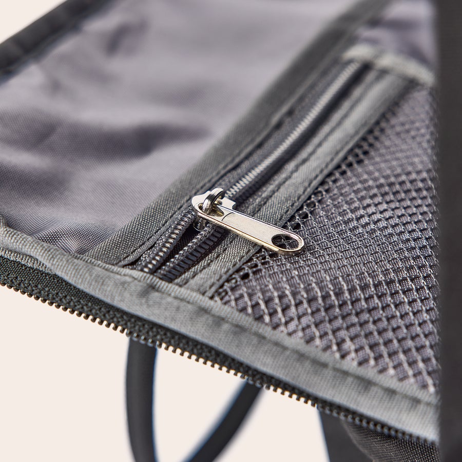 Rucsac personalizat pentru copii Fermoar metalic argintiu la un buzunar din plasă pe un rucsac personalizat pentru copii de culoare gri