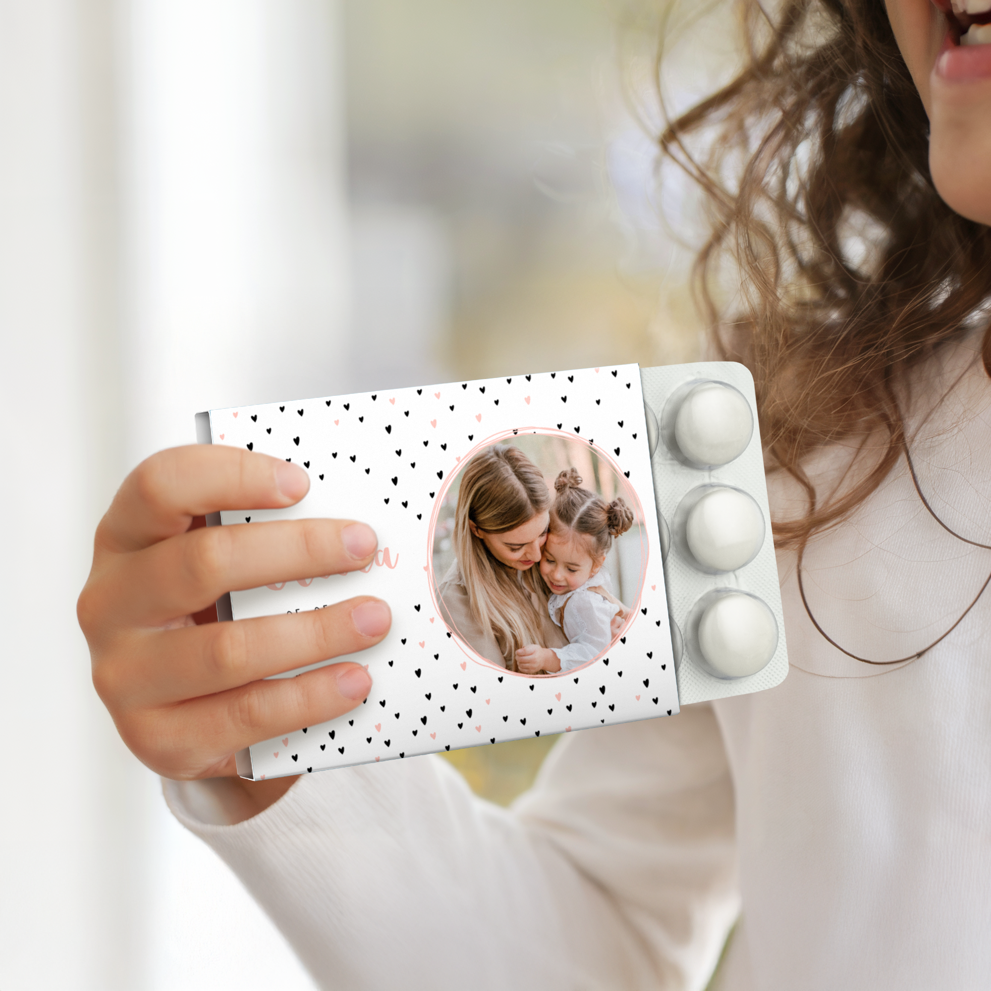 Ett personligt Mentos tuggummi med ett foto av en mor och dotter, designat för att tacka dina första nattgäster.