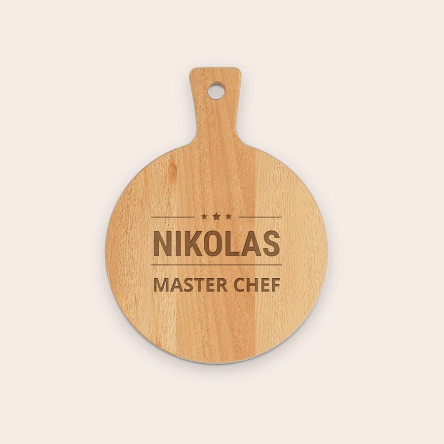 Servierbrett mit Gravur Rundes personalisiertes Holztablett mit der Gravur "NIKOLAS MASTER CHEF" und drei Sternen darüber