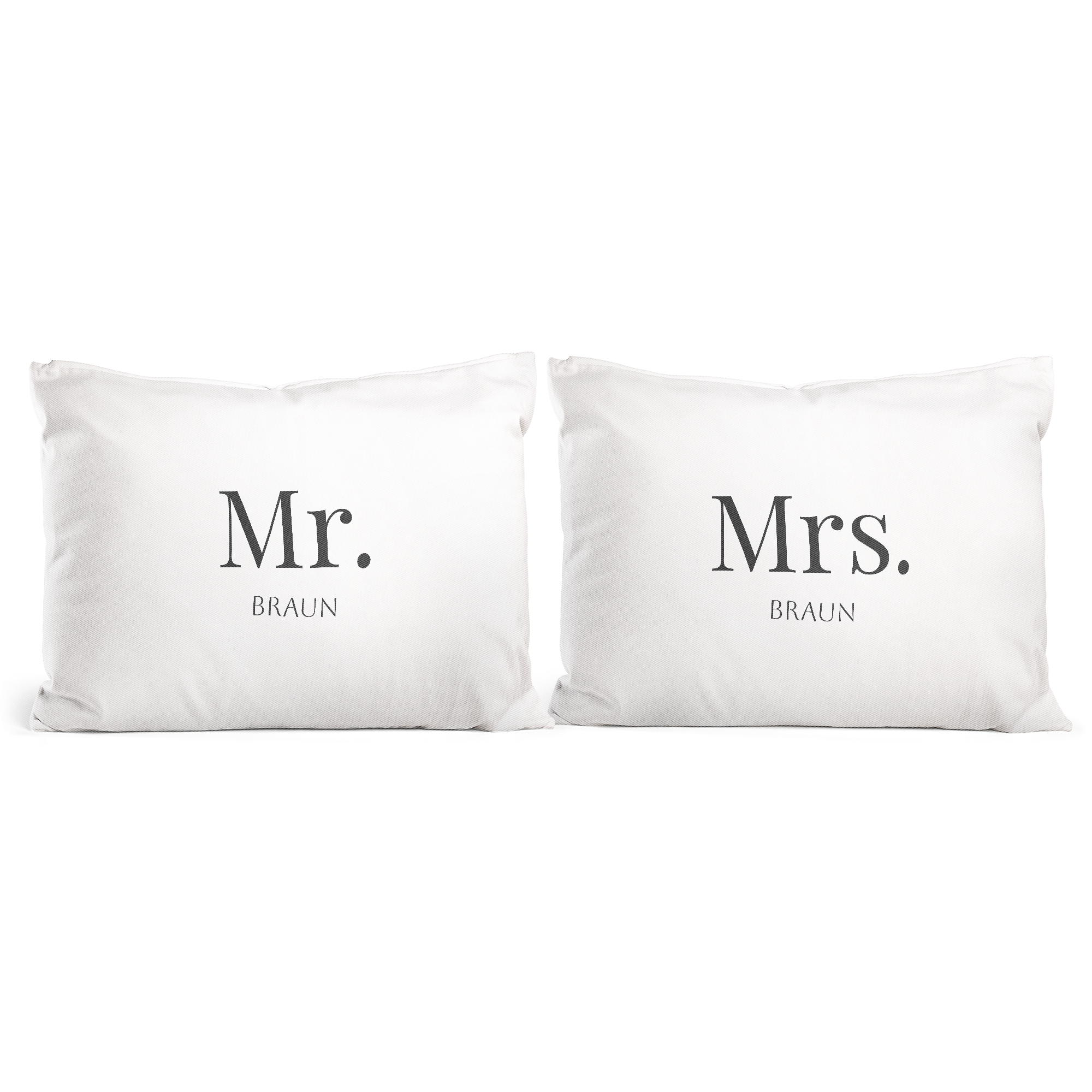 Zwei weiße Kissen für Paare, bedruckt mit "Mr. BRAUN" und "Mrs. BRAUN" zur Personalisierung