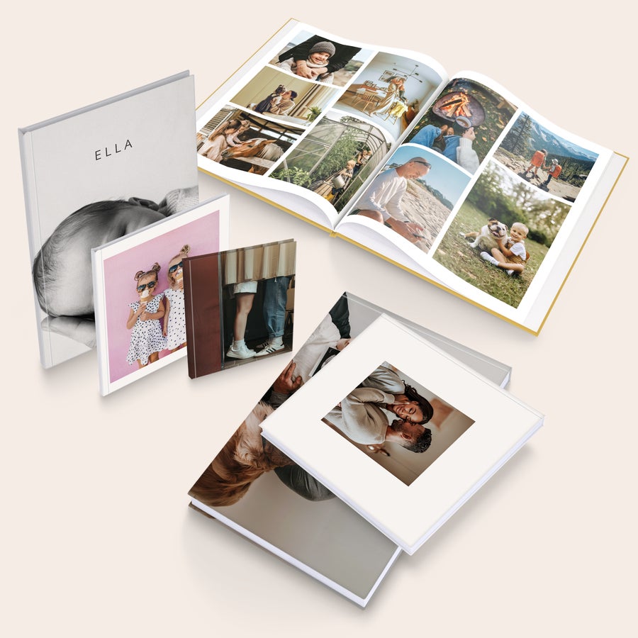 Album fotografico personalizzato Album fotografico personalizzato con copertina rigida bianca e pagine interne piene di foto a colori che creano un ricordo prezioso