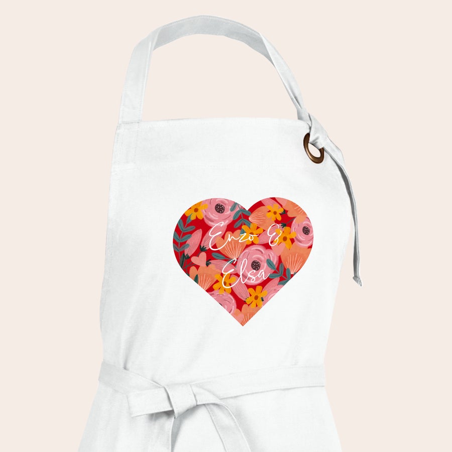 Tablier personnalisé Tablier de cuisine blanc personnalisé avec un cœur fleuri imprimé et les prénoms Enzo & Elsa