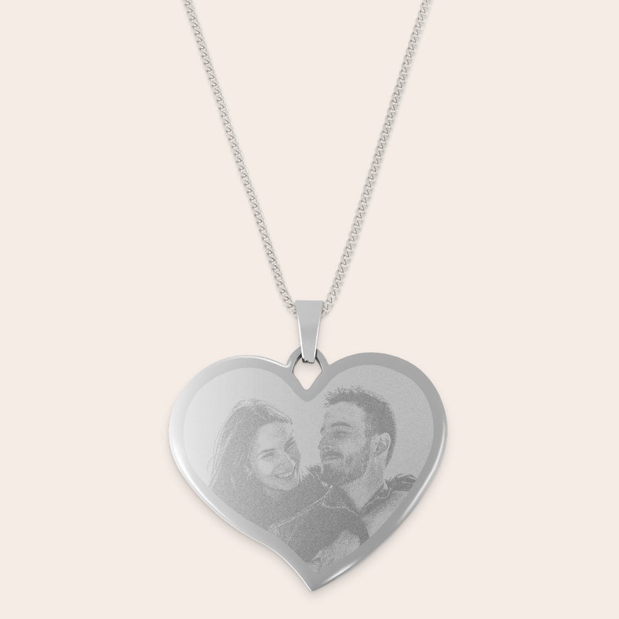 Colar de coração gravado grande Pingente prateado em formato de coração gravado com foto de um casal, perfeito para personalizar.