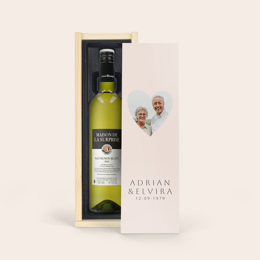 Vin med egen etikett  Maison de la Surprise Sauvignon Blanc Maison de la Surprise vitt vin i personlig träbox med tryckt kort med foto av Adrian och Elvira och datum