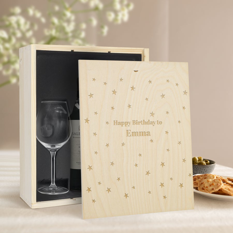 Salentein Malbec Luxus bor ajándékdoboz vésett fedéllel, csillagokkal és "Happy Birthday to Emma" felirattal, két pohárral, egy üveg borral