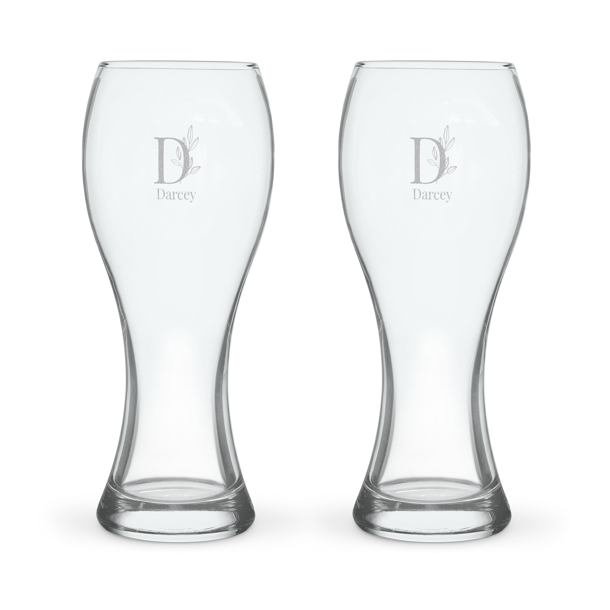 Dos vasos Weizen de cristal con grabado láser de inicial D y el nombre Darcy, para disfrutar de tu cerveza rubia favorita.