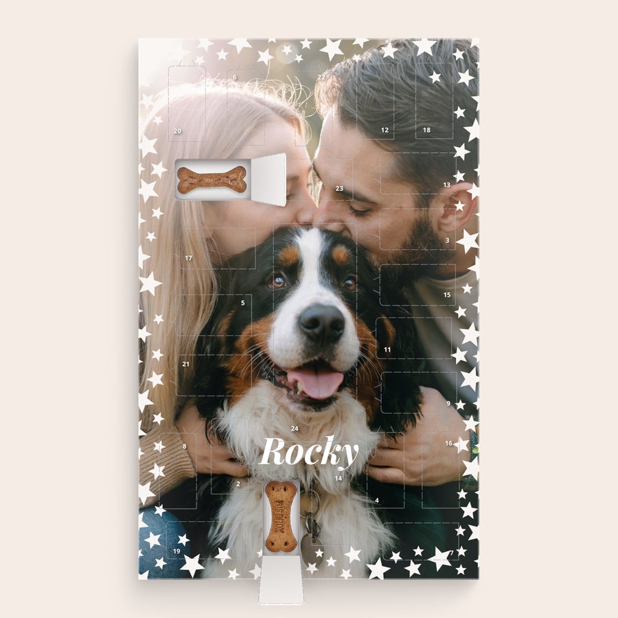 Personlig hundeadventskalender - Pedigree Personlig hundeadventskalender trykt med foto af et par, hund og navnet Rocky, med godbidder. Få deres hale til at logre hver dag med en personlig hundeadventskalender.
