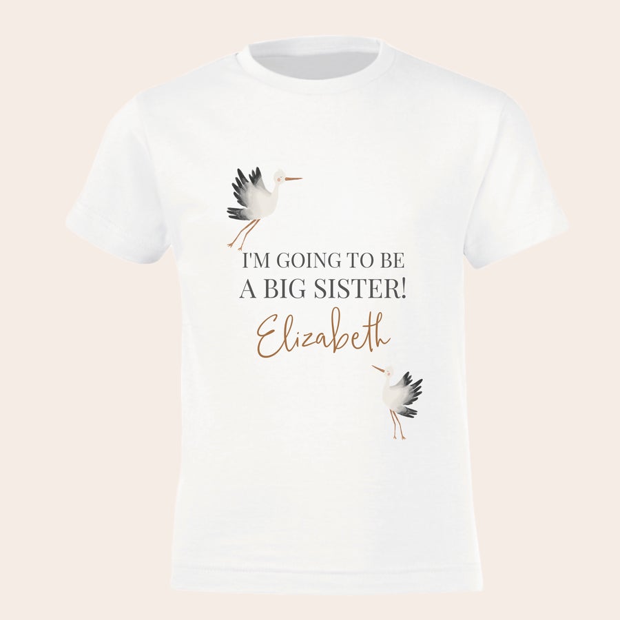 Personlig t-shirt - storebror/storasyster Vit personlig t-shirt för storebror/storasyster med tryckt text I’m going to be a big sister Elizabeth och storkar