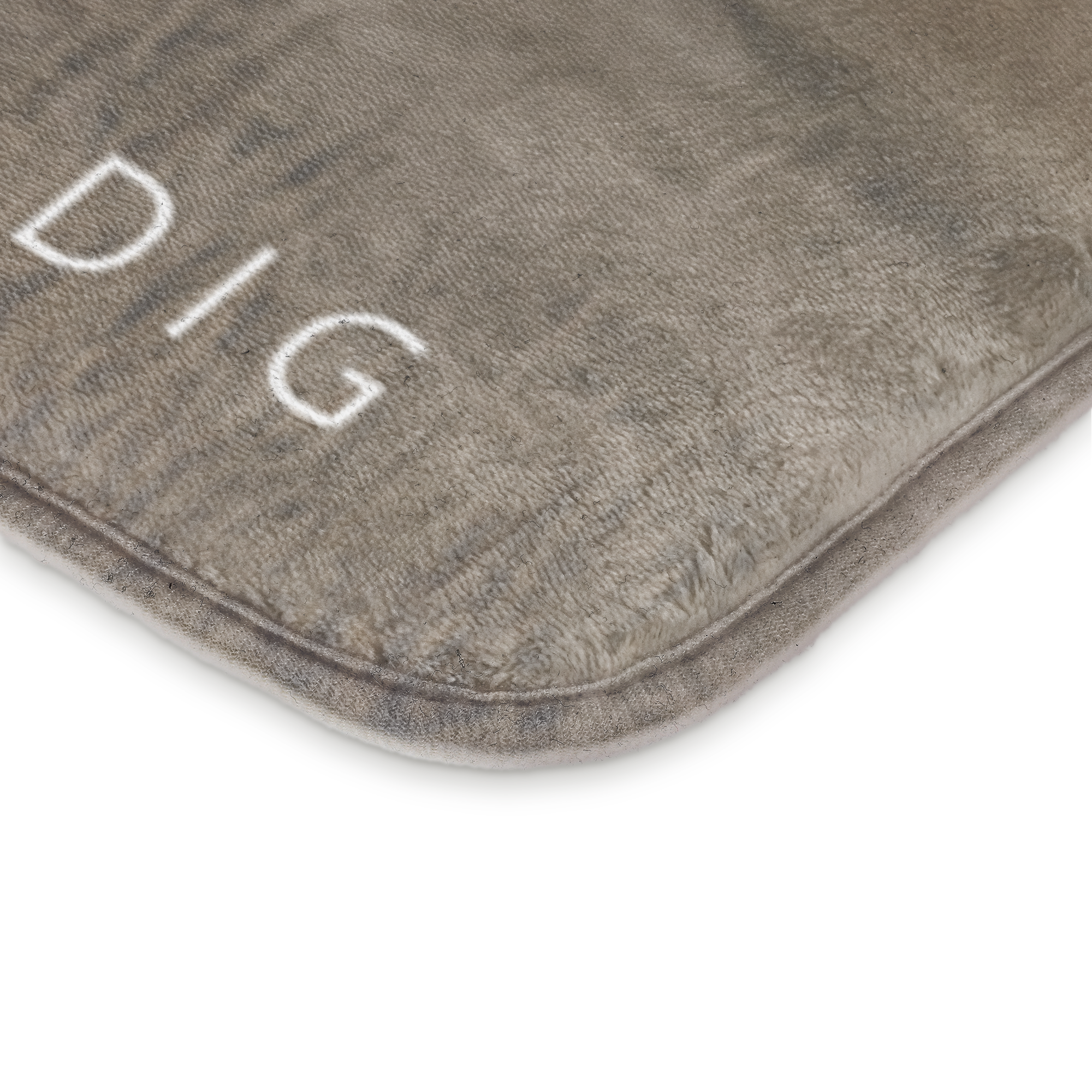 Grå personlig badrumsmatta med vit text "DIG" tryckt, kantband och sammetsyta.