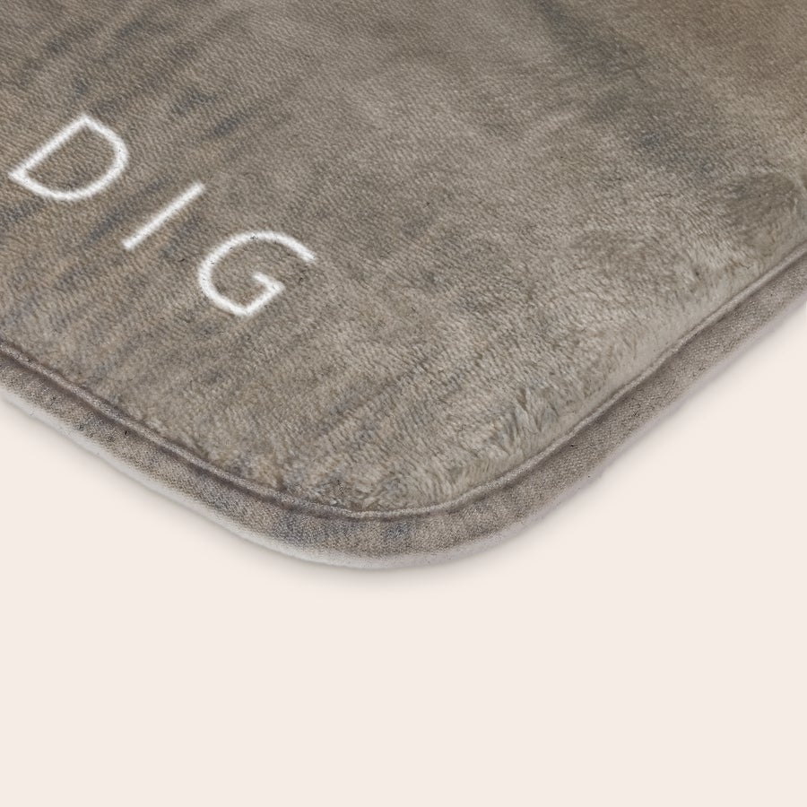 Personlig badrumsmatta - 70 x 50 cm Grå personlig badrumsmatta med vit text "DIG" tryckt, kantband och sammetsyta.