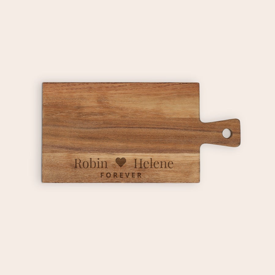 Personlig serveringsbrett i tre Personlig serveringsbrett av tre, gravert med navnene Robin og Helene med et hjerte og teksten FOREVER.