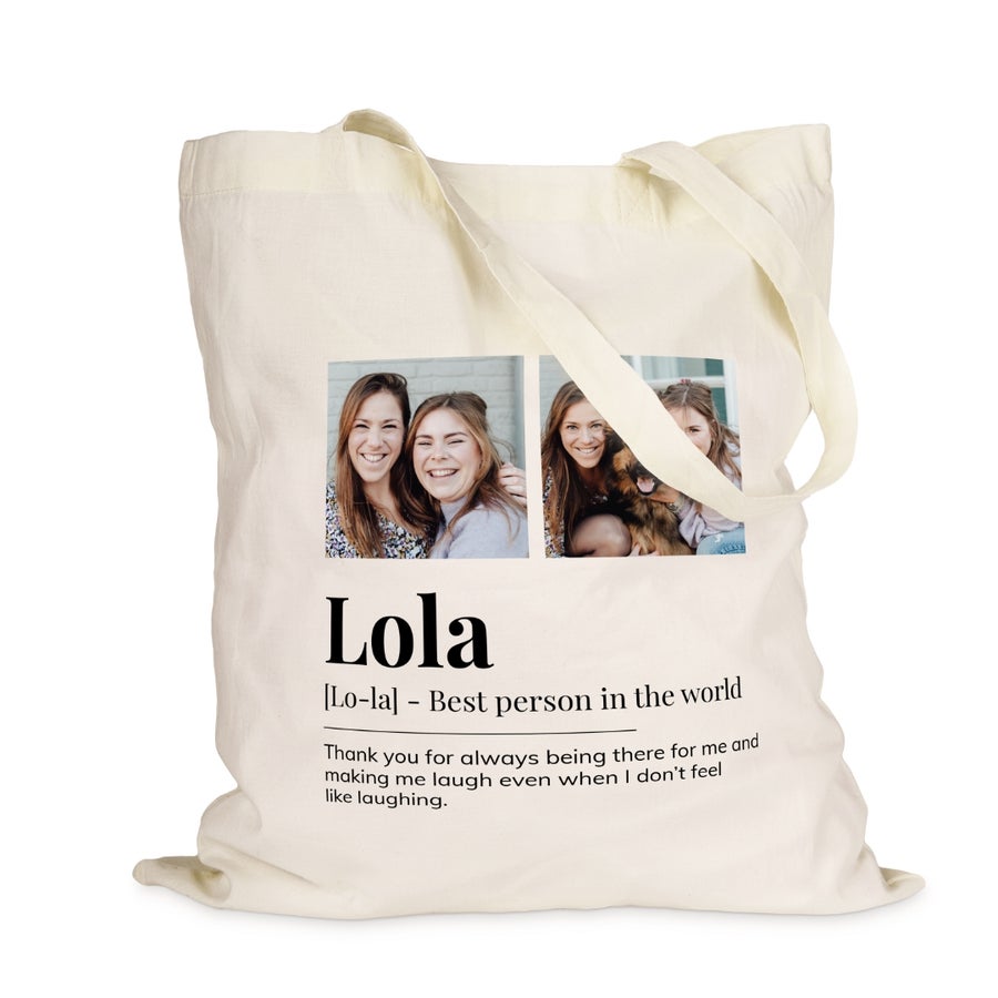 En personlig shoppingväska med foton, namnet Lola och ett tryckt meddelande: 
