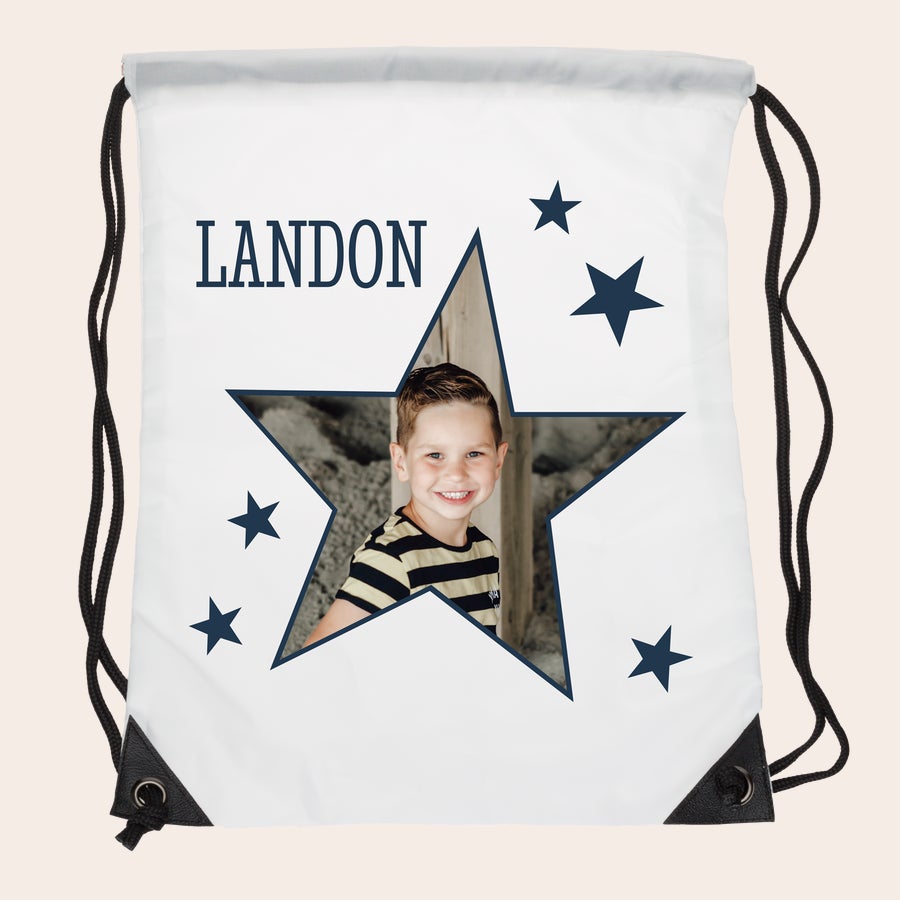 Personlig Gymnastiktaske Hvid gymnastiktaske med navnet Landon og et foto af en smilende dreng trykt i en stjerneform som gave.