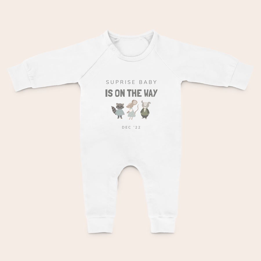 Body de bebé Impreso Body blanco de manga larga personalizado con texto impreso "Surprise Baby is on the Way" y animales tiernos.