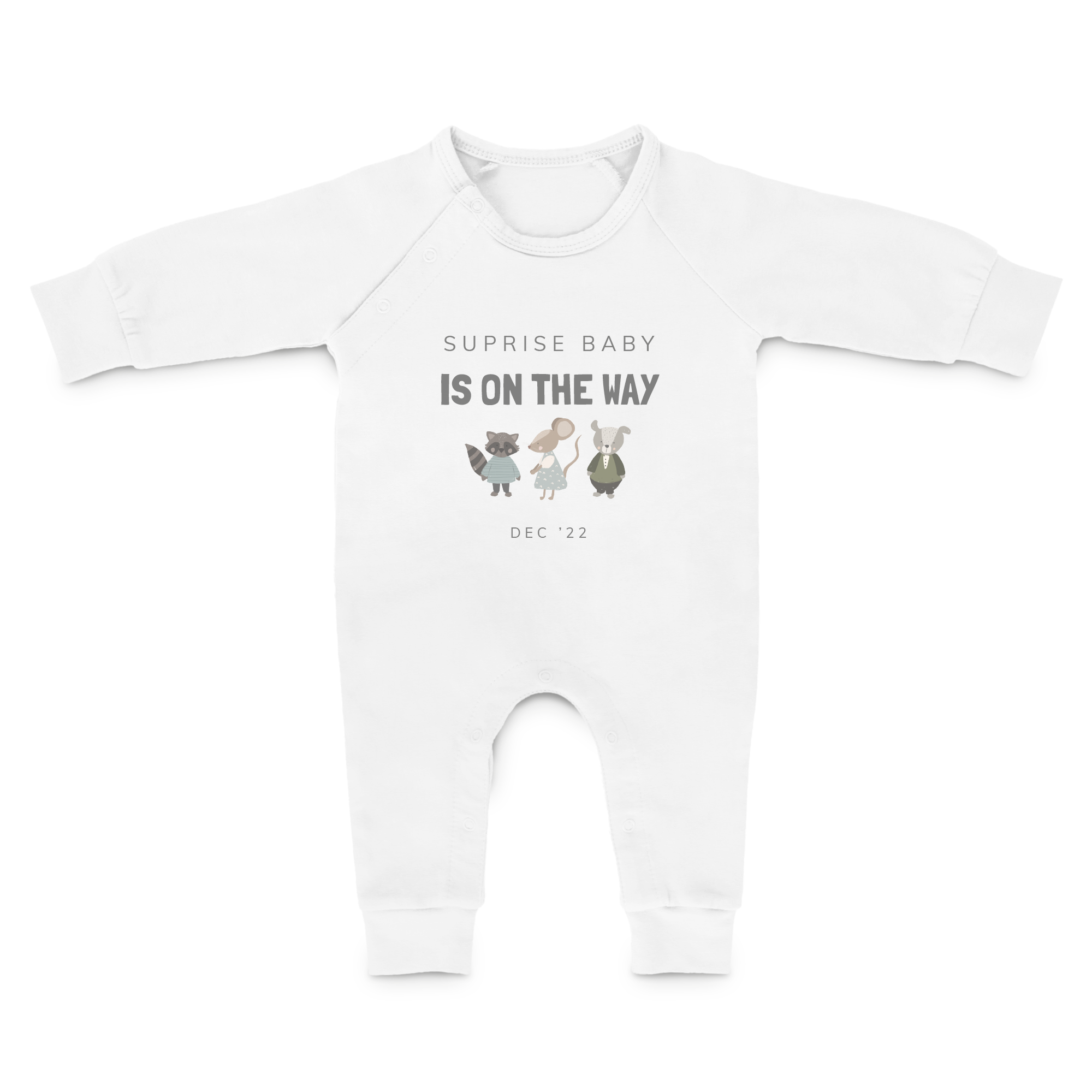 Costum alb personalizat, imprimat cu mesajul Surprise Baby Is On The Way și animale drăguțe, pentru întinderea și lovirea picioarelor dolofane.