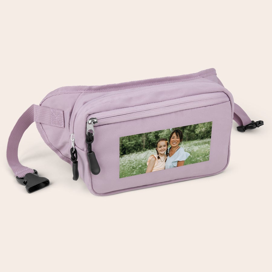 Saco de viagem personalizado Pochete lilás personalizada com foto impressa de uma mulher e uma menina. Mantenha seus itens essenciais à mão com uma pochete personalizada com seu design.