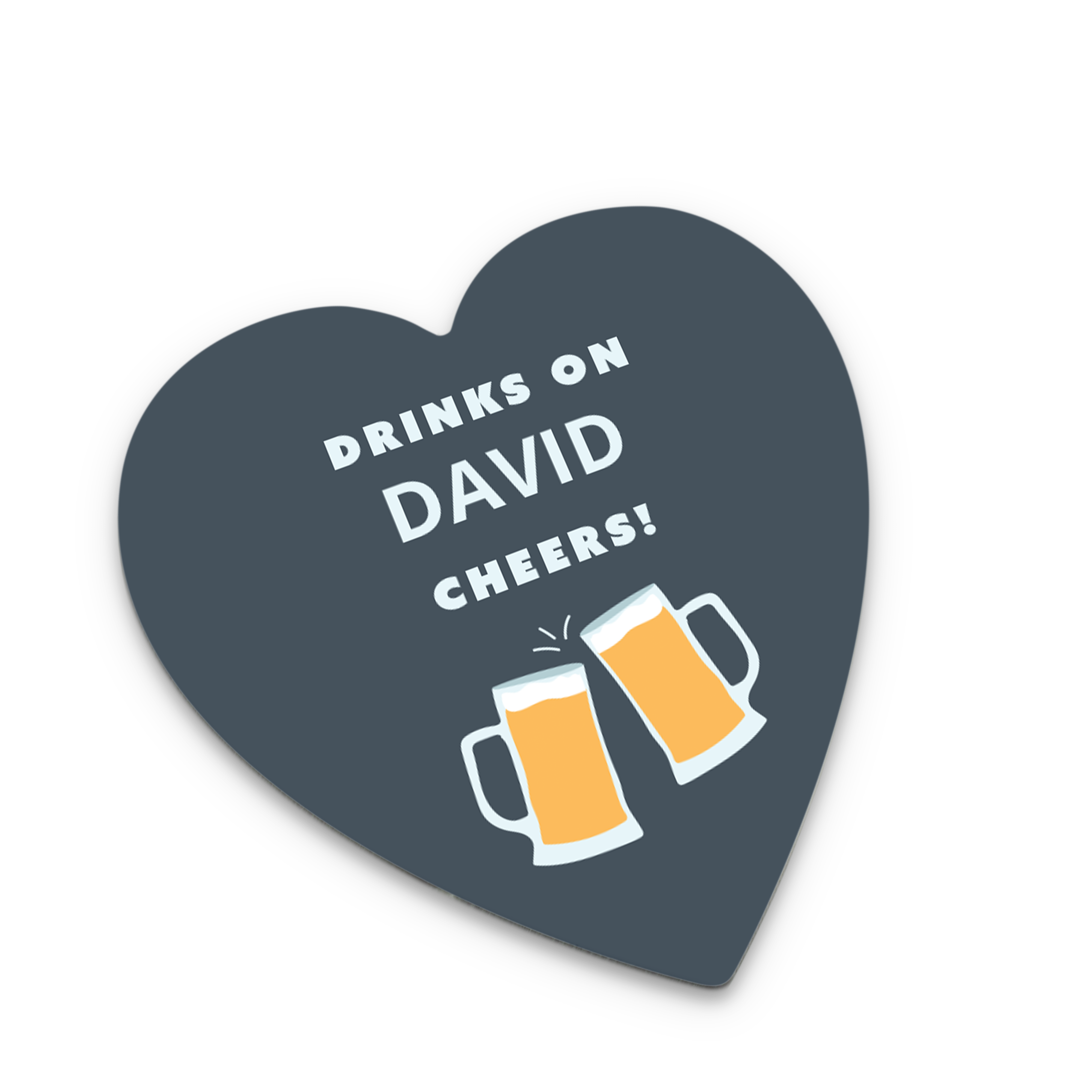 Personalizovaná podložka pod pohár ve tvaru srdce s nápisem Drinks on David Cheers a obrázky pivních sklenic s potiskem.