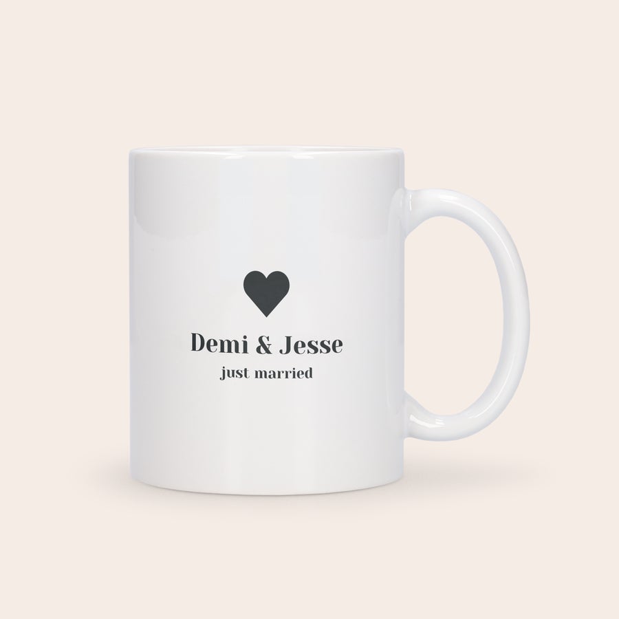 Liefdesmok met foto - bedrukte binnenkant - 325 ml  Witte bedrukte mok met zwarte tekst "Demi & Jesse just married" en een hartje. Vier de liefde met deze feestelijk bedrukte mok met foto en naam.