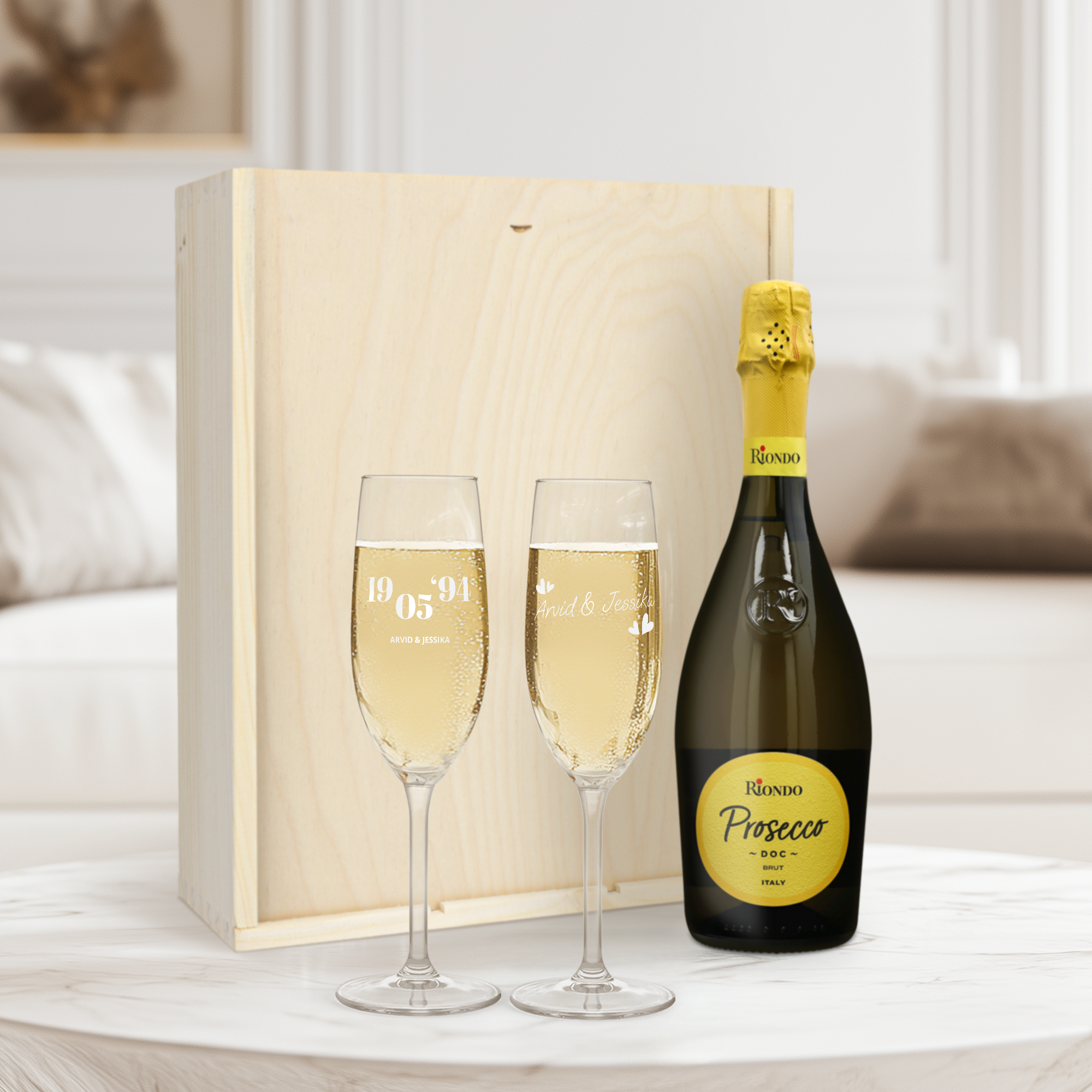 Riondo Prosecco med två graverade glas, en graverad med datum och namn och den andra med namn och hjärtan. Vem överraskar du med en flaska Riondo Prosecco med graverade glas?
