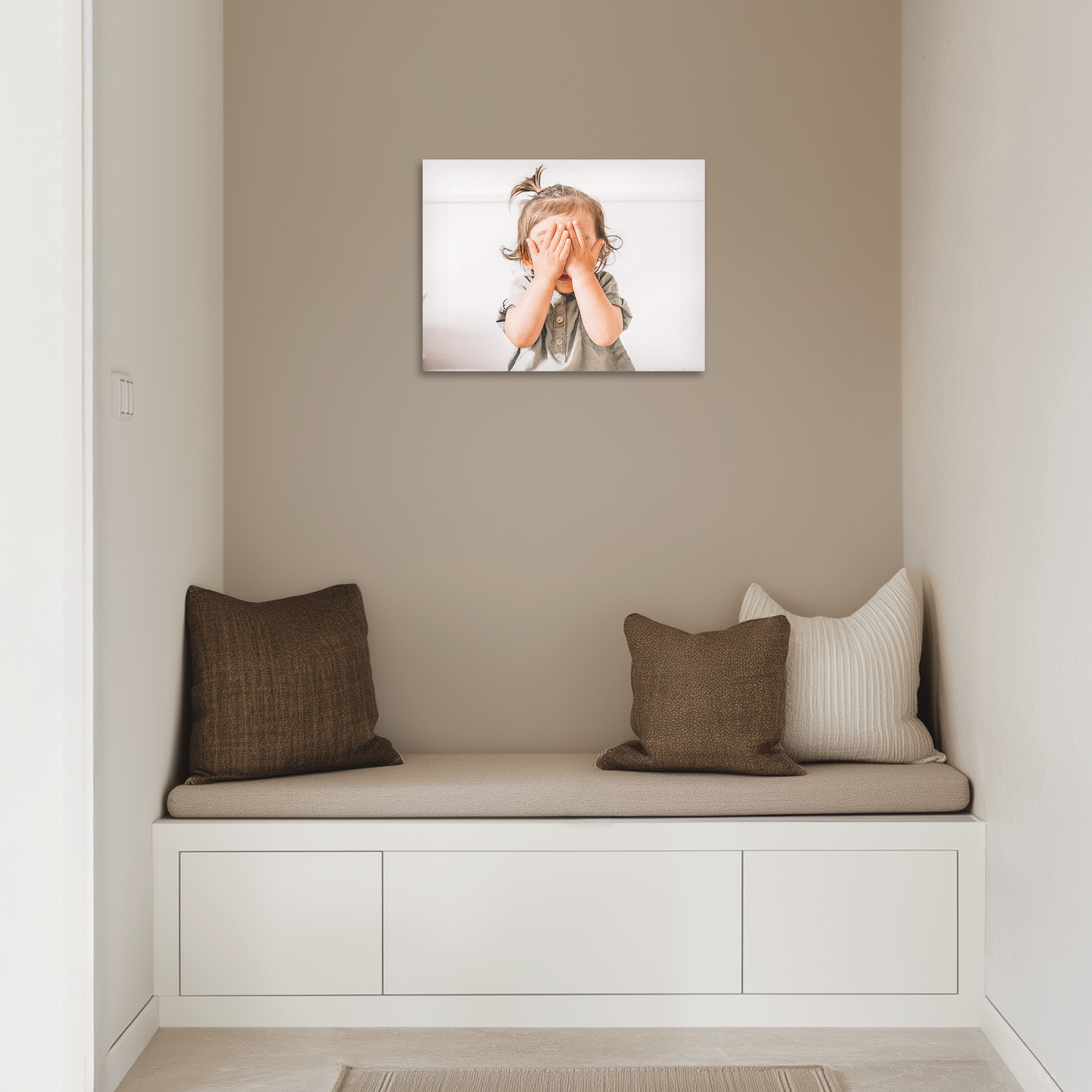 Rechteckige Fototafel aus Aluminium mit einem Foto eines kleinen Kindes gedruckt das sich die Augen zuhält