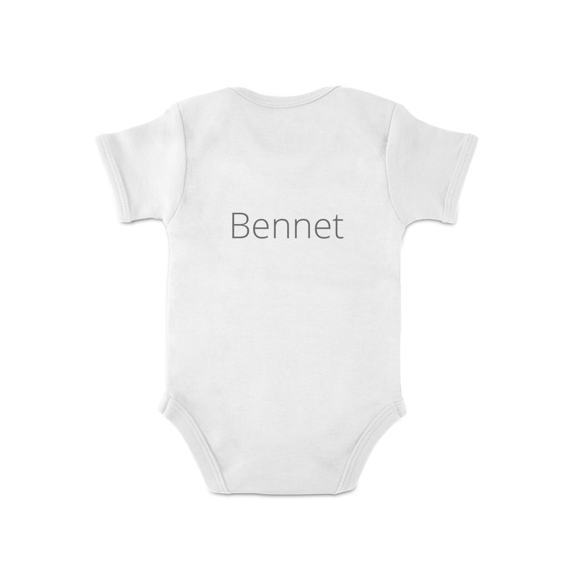 Weißer Babybody bedruckt mit dem Namen Bennet, um Eltern und Kind zu überraschen