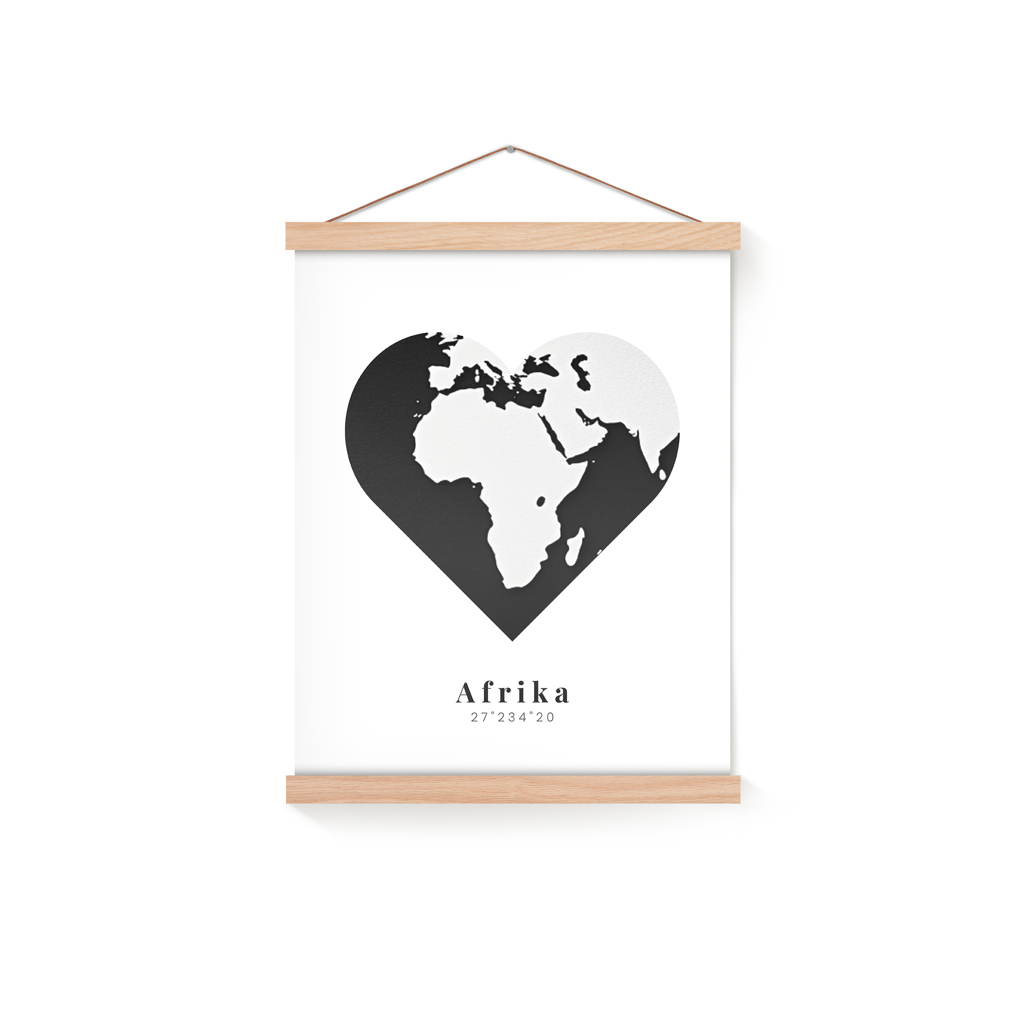 Fényképes poszter Afrikát ábrázoló szív alakú mintával, fekete mágneses poszterakasztóval a falra akasztva, alatta szöveggel: "Afrika 27°2'34"20".