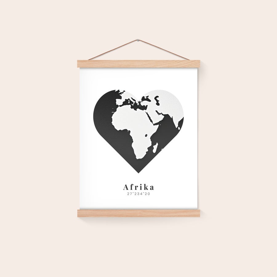 Póster personalizado com suporte Póster personalizado com o mapa da África em forma de coração, impresso em papel com acabamento acetinado e pendurado num cabide de madeira, para imortalizar os seus momentos preferidos