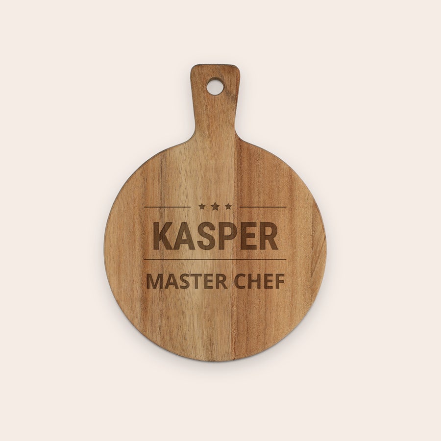 Skärbräda gravyr Rund personaliserad serveringsbricka i trä, graverad med namnet "Kasper Master Chef".