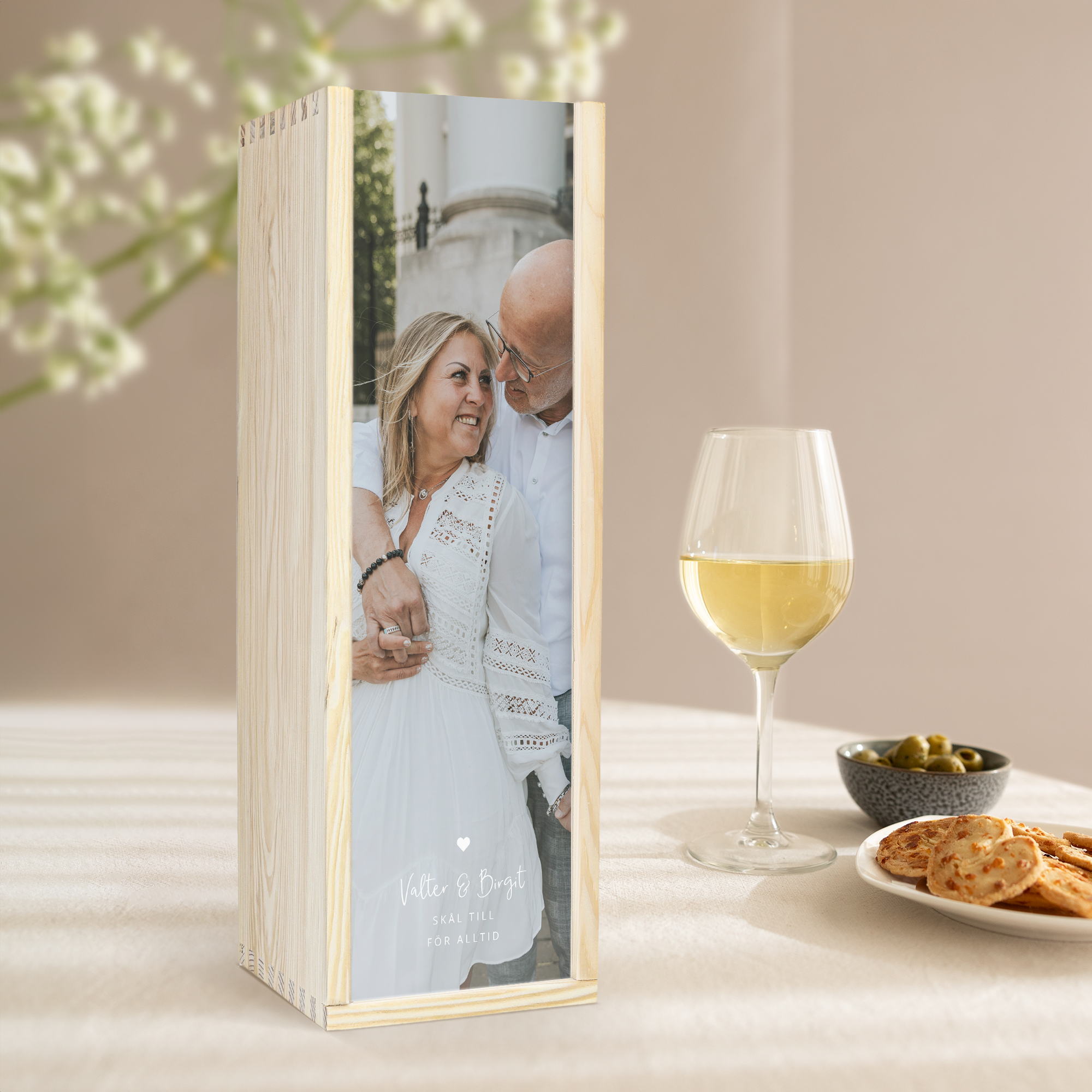 Personlig trälåda med ett tryckt foto av ett leende par samt texten Valter & Birgit Skål till för alltid. Perfekt att ge bort en flaska med.