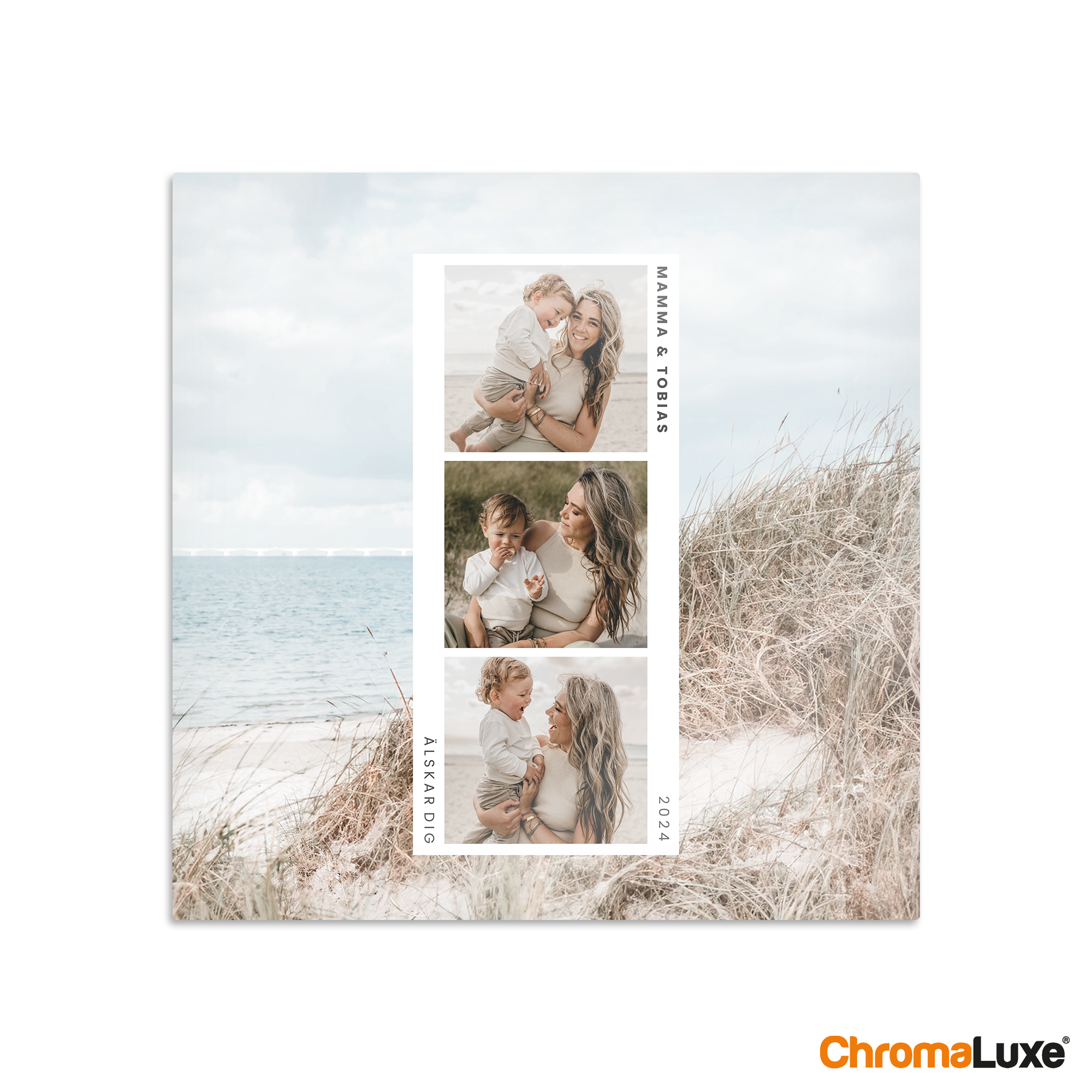 ChromaLuxe fotopanel i aluminium med 3 familjebilder, namnen Mamma & Tobias, texten Älskar dig och årtalet 2024 tryckt på stranden.