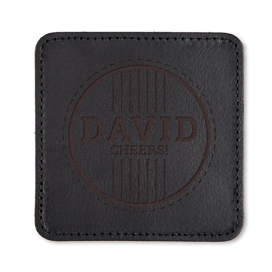 Suport de pahare din piele negru, patrat, personalizat prin gravare cu numele David si textul Cheers