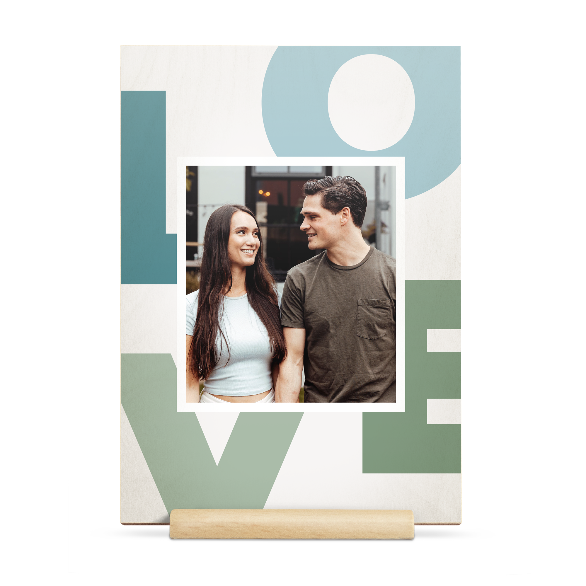 Personalisierte Valentinstagskarte aus Holz, bedruckt mit einem Foto eines Paares, das sich anlächelt, und dem Wort LOVE in Pastellfarben