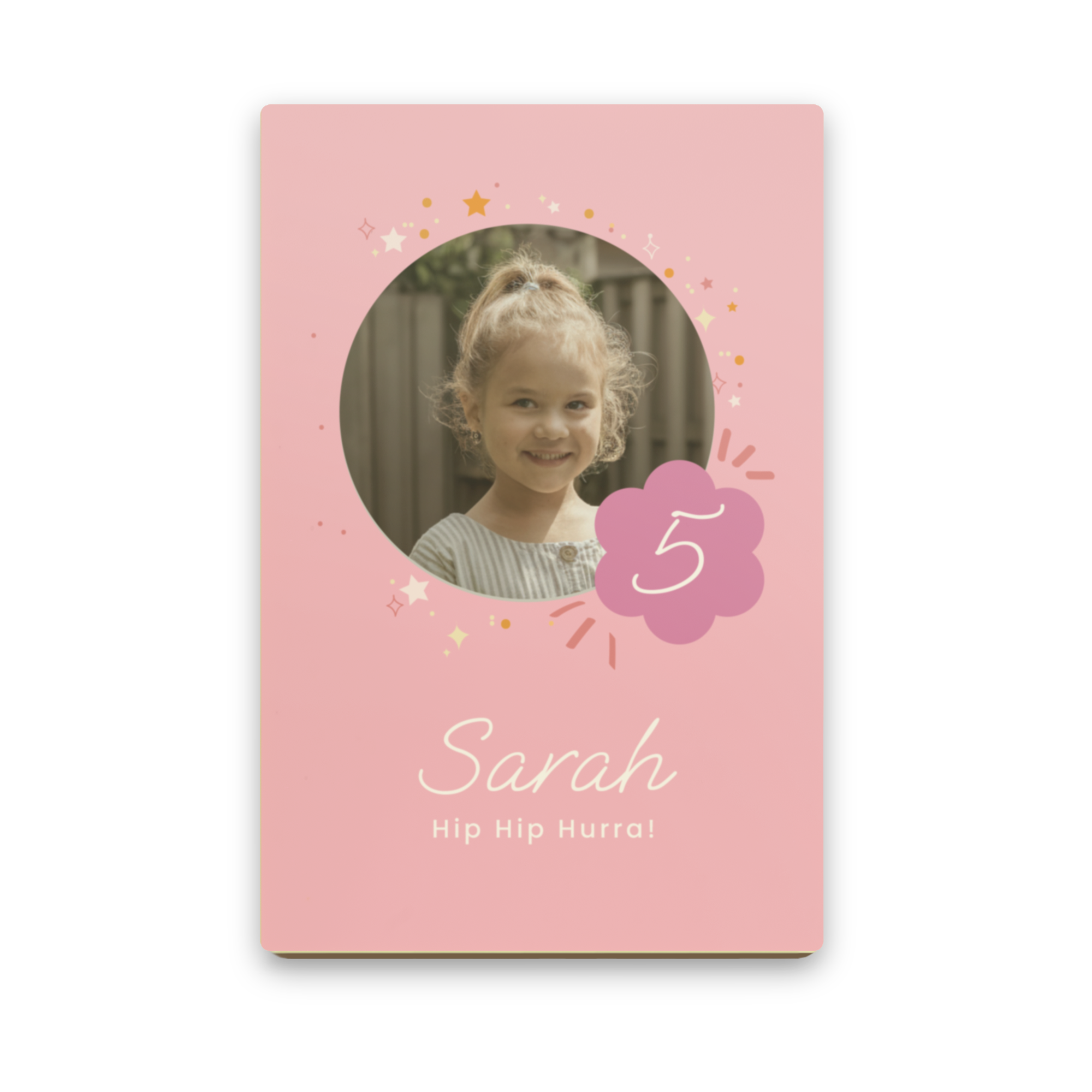 Personligt chokoladebrev med foto af pige, tallet 5 og navnet Sarah trykt på en lyserød baggrund