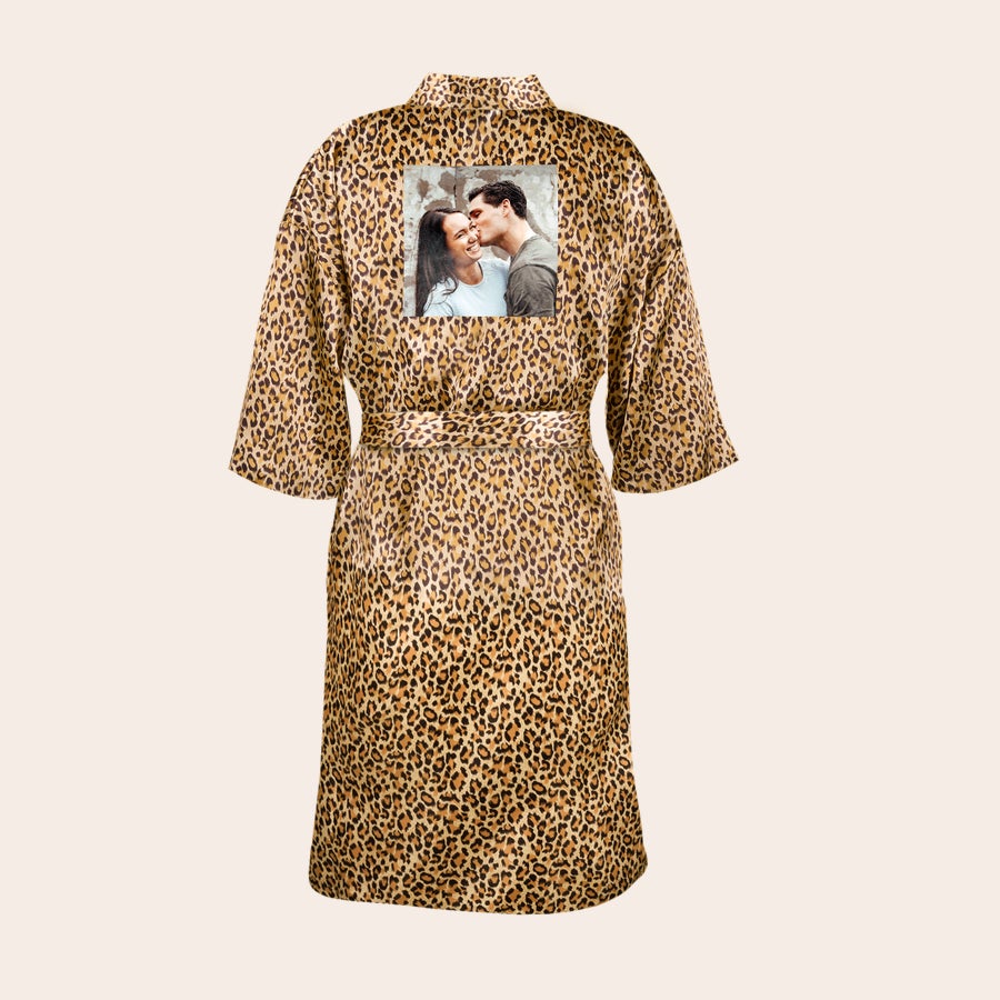 Gepersonaliseerde kimono Luipaardprint kimono, fluweelzacht, bedrukt met foto van een stel. Verras iemand met een fluweelzachte kimono met naam.