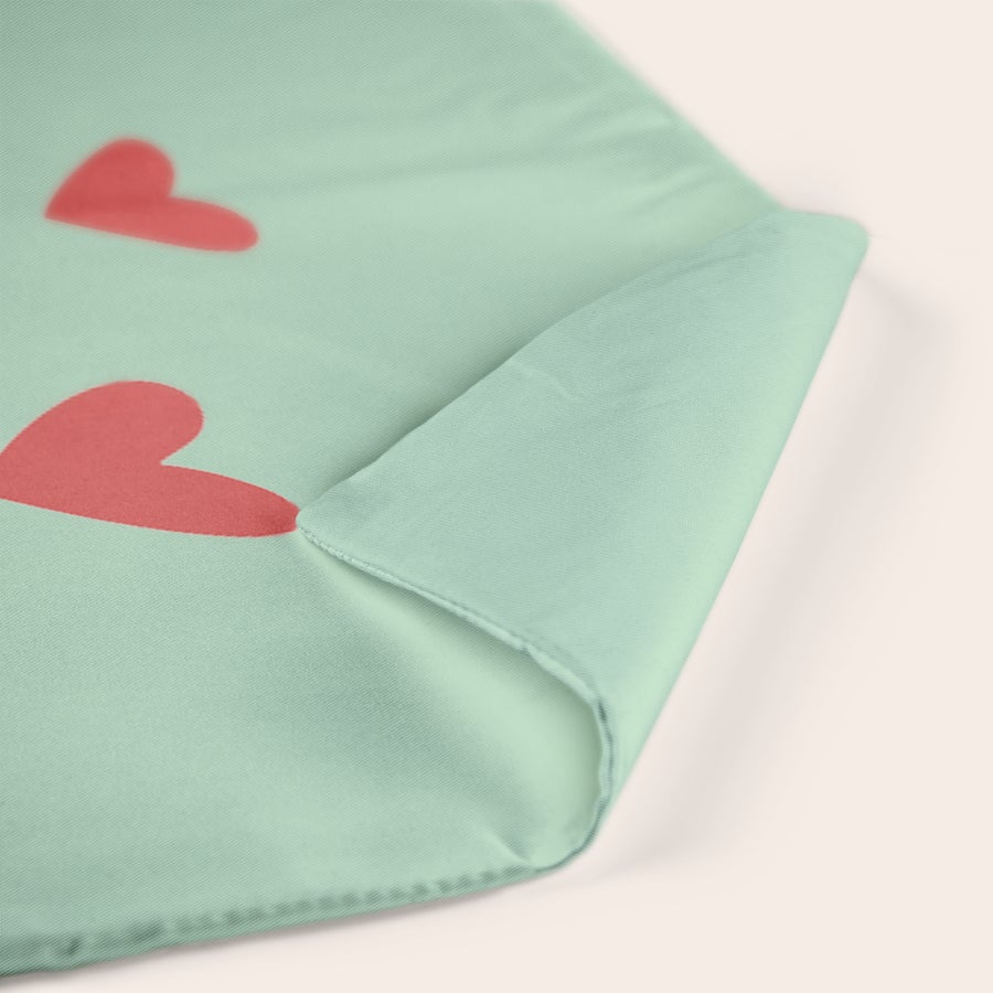 Almofadas impressas personalizadas Almofada personalizada verde-menta com corações vermelhos impressos, transforme qualquer espaço com uma almofada lindamente personalizada