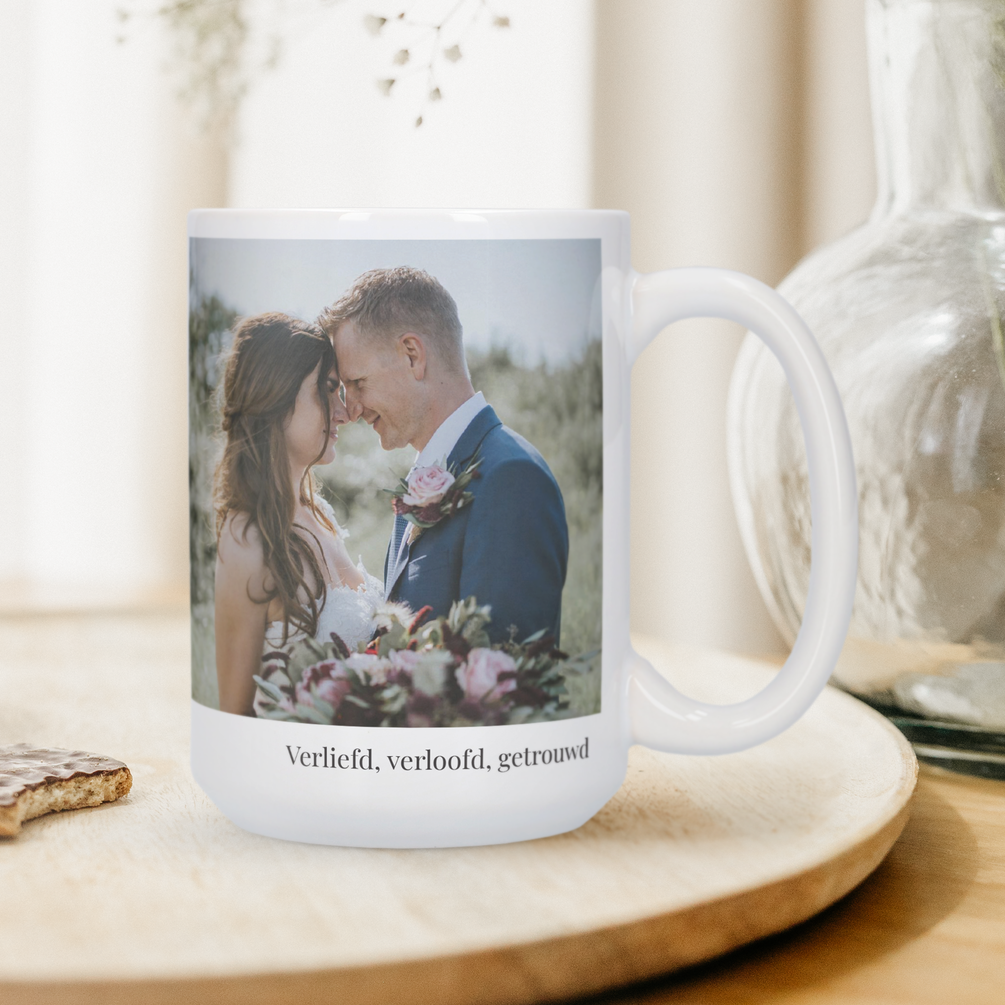 Witte bedrukte mega mok met foto van een bruidspaar en de tekst Verliefd, verloofd, getrouwd