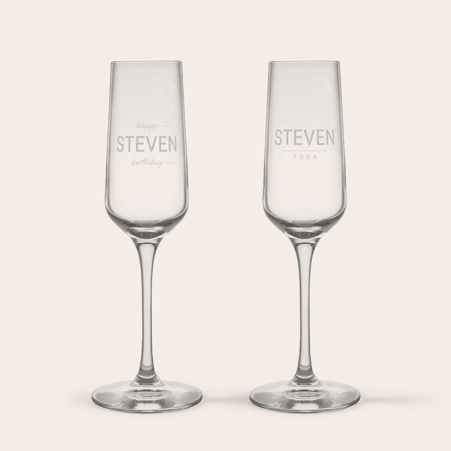 Champagneglass To personlige krystallchampagneglass, gravert med "Steven 1994" og "Happy birthday Steven".