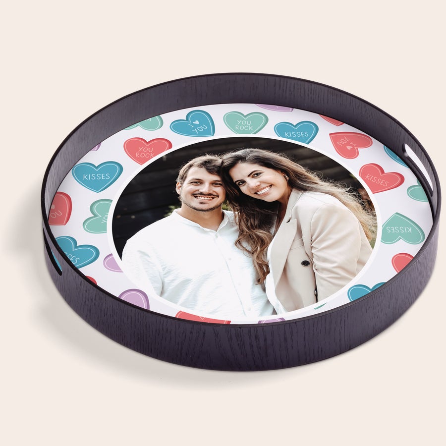 Personaliziran servirni pladenj - okrogel Personaliziran okrogel servirni pladenj z natisnjeno fotografijo para in pisanim vzorcem srčkov z napisi