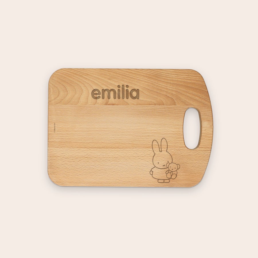 Tocător paine personalizat O placă de pâine din lemn gravată cu numele Emilia și un iepure, cel mai bun cadou.