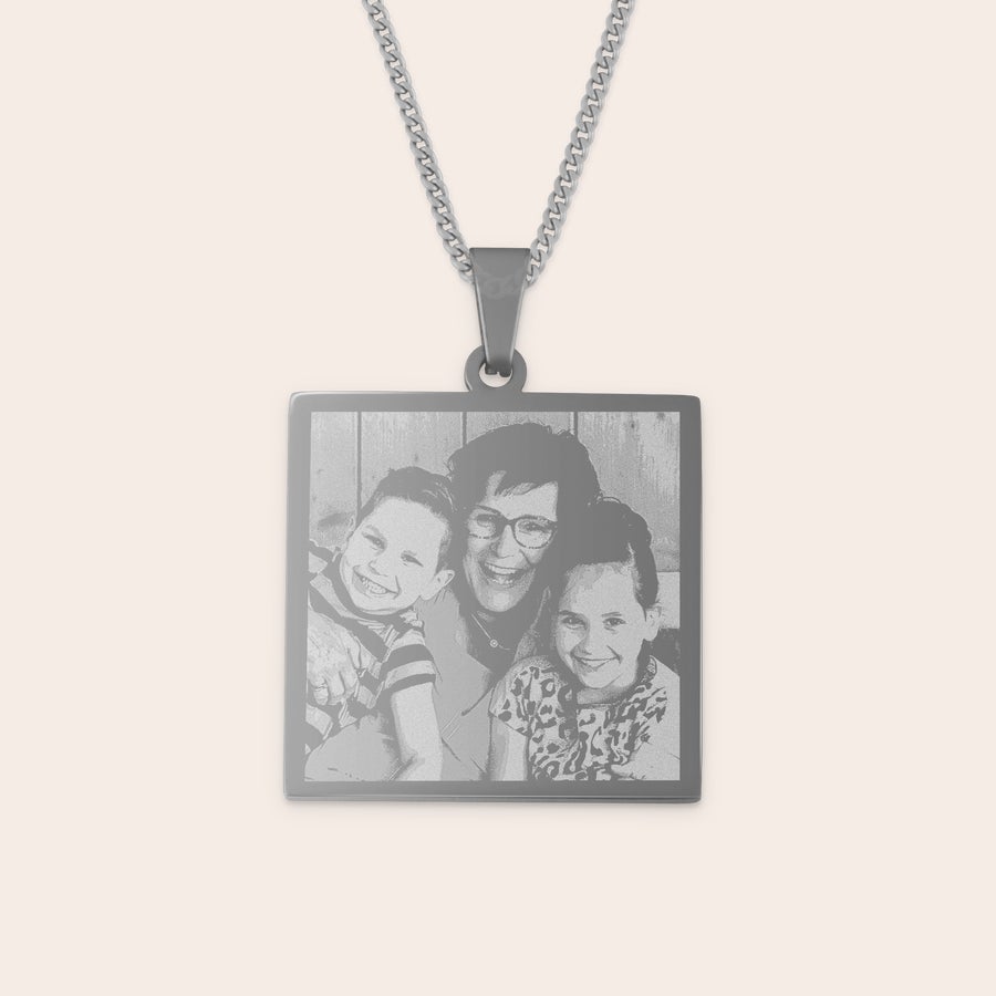 Ketting met vierkante hanger Zilverkleurige hanger met gegraveerde foto van een vrouw en twee kinderen, een unieke zilverkleurige hanger met foto.