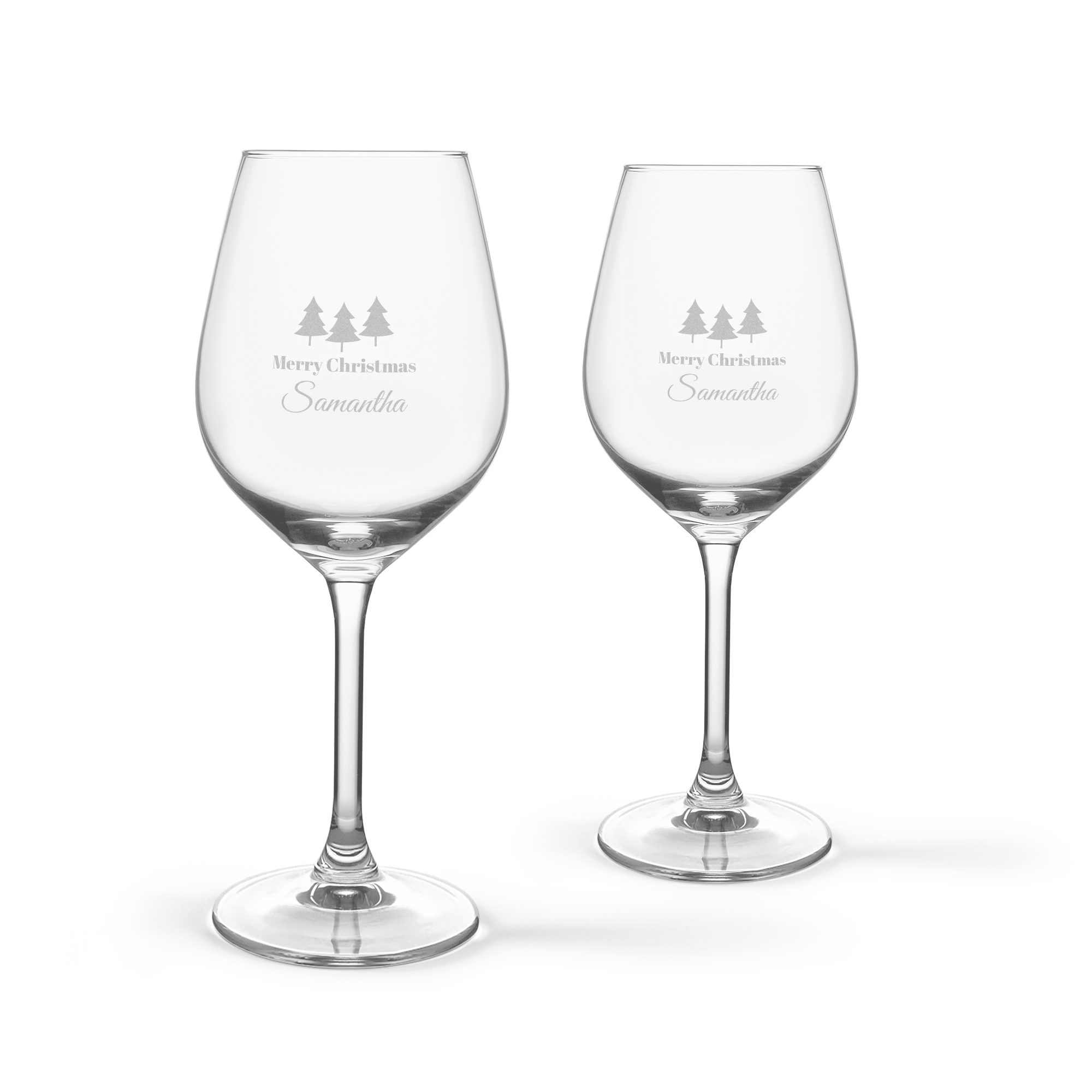 Deux verres à vin personnalisés avec des sapins de Noël et le texte "Merry Christmas Samantha" gravés