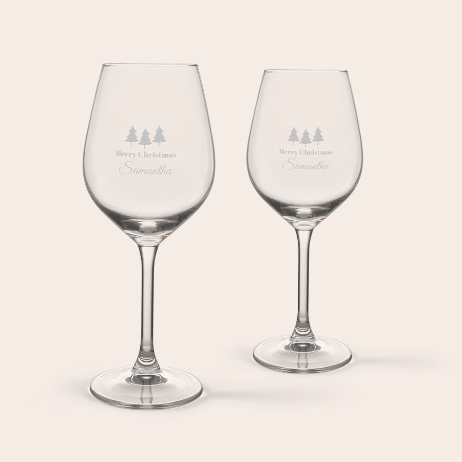 Coffret cadeau apero personnalisé avec vin et en-cas Deux verres à vin personnalisés avec des sapins de Noël et le texte "Merry Christmas Samantha" gravés
