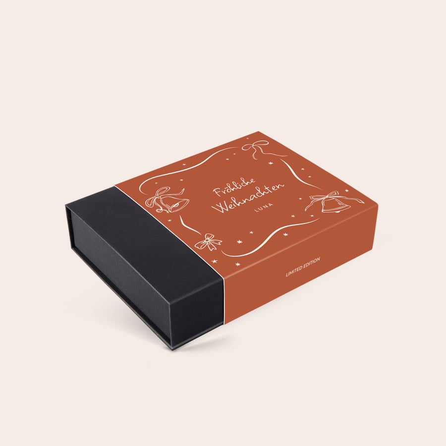Personalisierte Pralinen Eine braune Pralinenverpackung selbst gestalten – 16 Pralinen, bedruckt mit Frohe Weihnachten und einem Namen